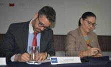 Lundin VP Nathan Monash and ESPOL chancellor Cecilia Paredes Verduga signing the cooperative partnership agreement in Guayaquil