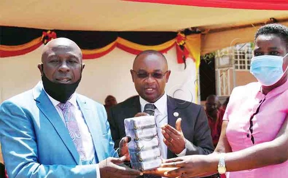 Lumbuye Nsubuga mmeeya wa Makindye Ssaabagabo (ku kkono), minisita Magyezi ne Mbabazi RDC wa Wakiso nga balaga sitampu z’ebyalo ezaatongozeddwa. Lumbuye Nsubuga mmeeya wa Makindye Ssaabagabo (ku kkono), minisita Magyezi ne Mbabazi RDC wa Wakiso nga balaga sitampu z’ebyalo ezaatongozeddwa.