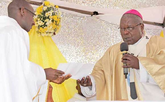 Ssaabasumba Bakyenga ng’akwasa Fr. Mubangizi Donanto ebbaluwa emukakasa ku busosodooti. Ssaabasumba Bakyenga ng’akwasa Fr. Mubangizi Donanto ebbaluwa emukakasa ku busosodooti.