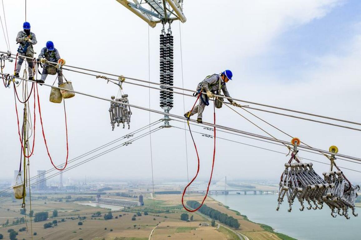 60"FlyOverChina | Power transmission project completes river crossing in E China's Anhui