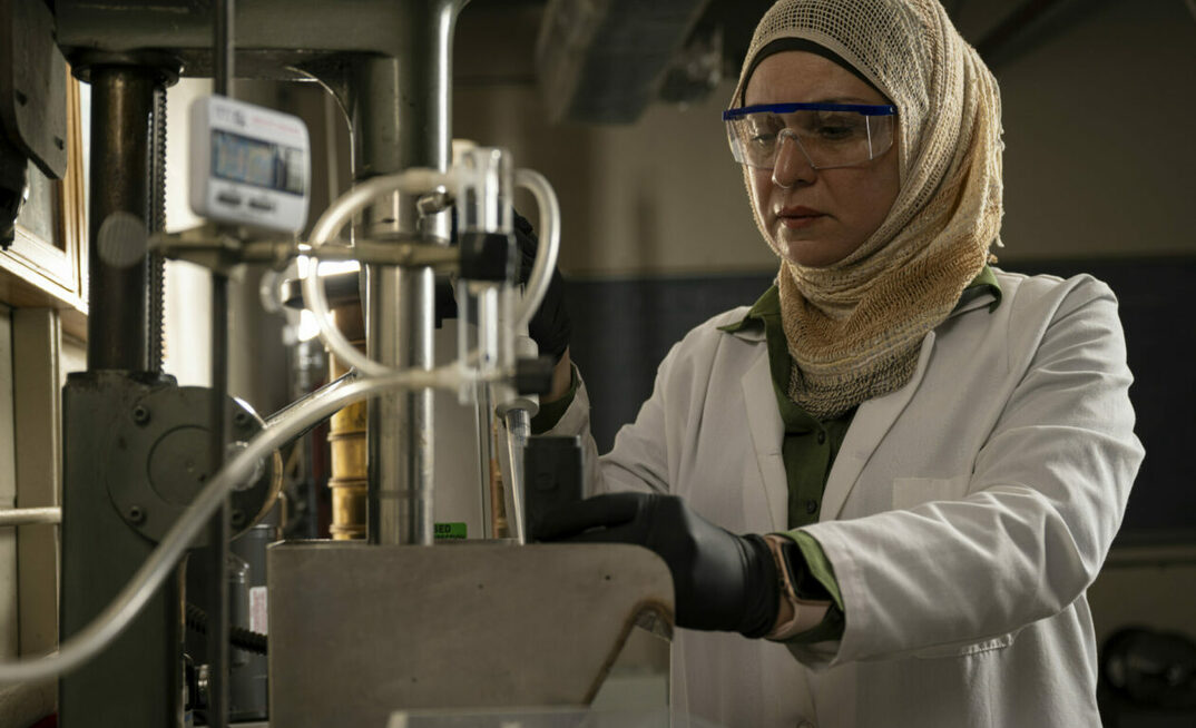 Dr. Lana Alagha conducts research in a Missouri S&T mineral processing laboratory. Photo by Michael Pierce/Missouri S&T.