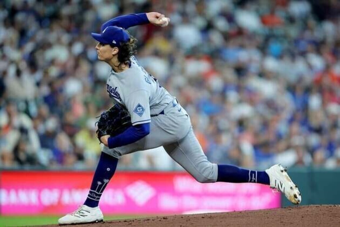 RHP Tyler Glasnow (back) exits Dodgers' win over Marlins