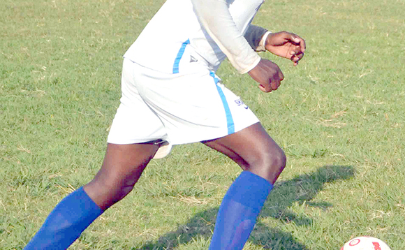 Cleophas Fiyati, kapiteeni wa Kabale Sharp, ng'akulukuta n'omupiira Cleophas Fiyati, kapiteeni wa Kabale Sharp, ng'akulukuta n'omupiira