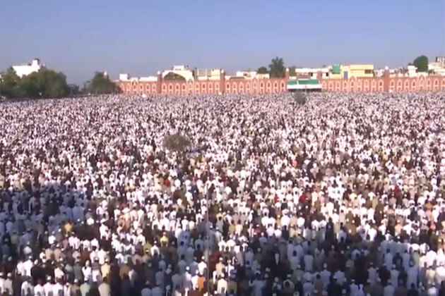 MP: A large number of people offer namaz at Eidgah in Bhopal on Eid-ul-Fitr