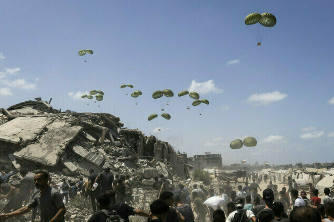 Aid drop crushes tent camp in Gaza 