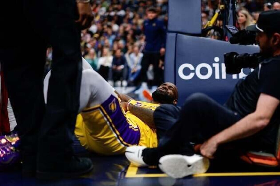 Lakers' LeBron James hurts elbow in loss to Nuggets