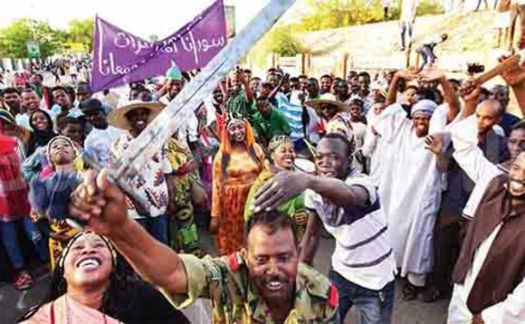 Bannansi ba Sudan n’amagye bakyalemedde ku nguudo. Bannansi ba Sudan n’amagye bakyalemedde ku nguudo.