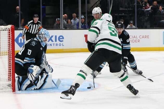 Karel Vejmelka adds to NHL wins lead as Mammoth edge Stars