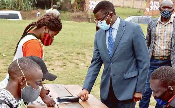Katikkiro Mayiga ng'alonda e Lweza. Katikkiro Mayiga ng'alonda e Lweza.