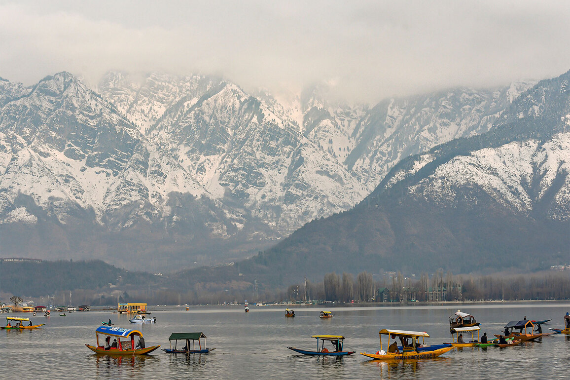 Cold wave grips Kashmir; tourists flock to Dal Lake