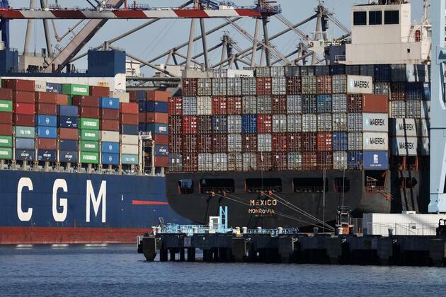 California governor warns of "code red" economic emergency due to high tariffs