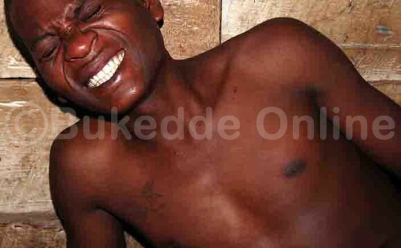 Omu ku batogomya Kawempe ng'ali ku Poliisi Omu ku batogomya Kawempe ng'ali ku Poliisi