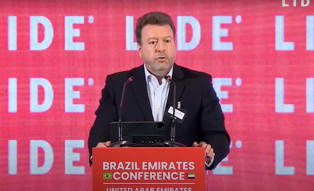 Alexandre D'Ambrosio em conferência nos Emirados Árabes Unidos