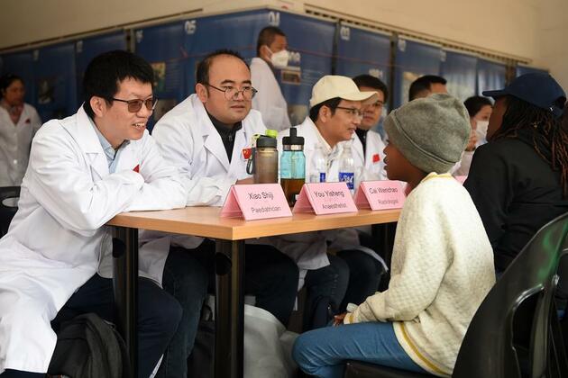 (Hello Africa) Chinese medical team helps Botswanan children at outreach event