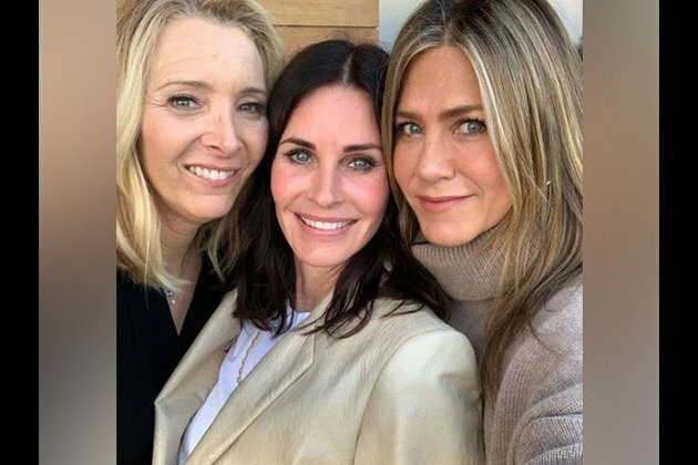 Jennifer Aniston, Lisa Kudrow, Courteney Cox enjoy girls night out