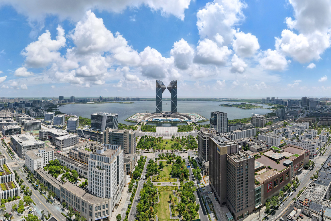 (China Economic Roundtable) Xinhua Headlines: China's historic socio-economic achievements over past five years