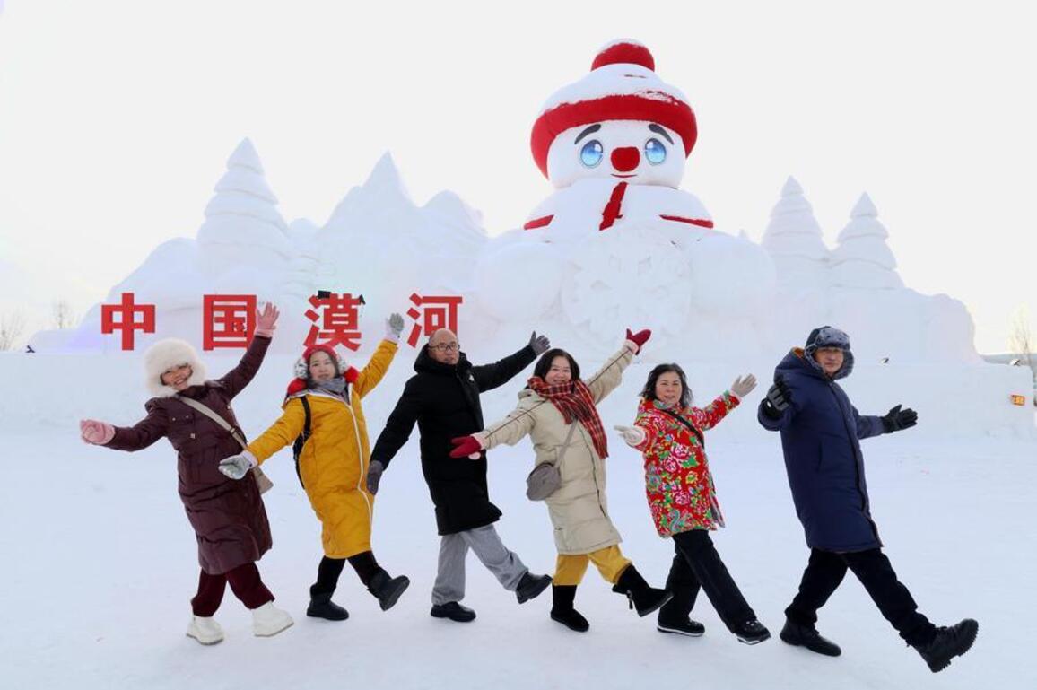 Culture&Life | Giant snowmen spur frosty delights in NE China's Heilongjiang
