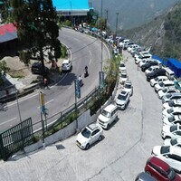Massive tourist influx causes heavy traffic on Dehradun-Mussoorie route; Police divides city into 4 super zones