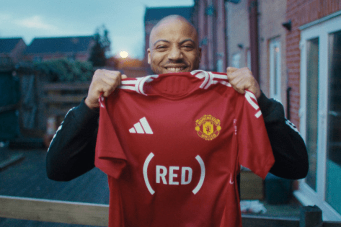 Manchester United and Snapdragon Swap Has Fans Seeing (RED)