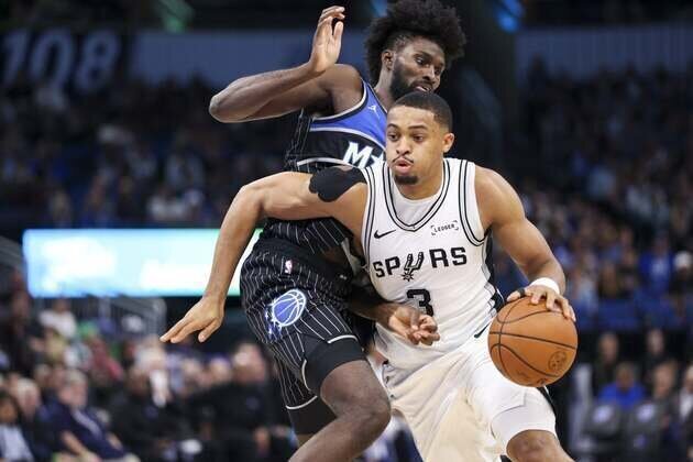 De'Aaron Fox nets 31 as Spurs survive late Magic rally