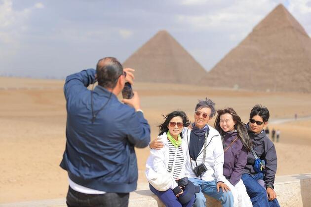 Xinhua Headlines: May Day outbound travel boom points to rising consumer confidence in China