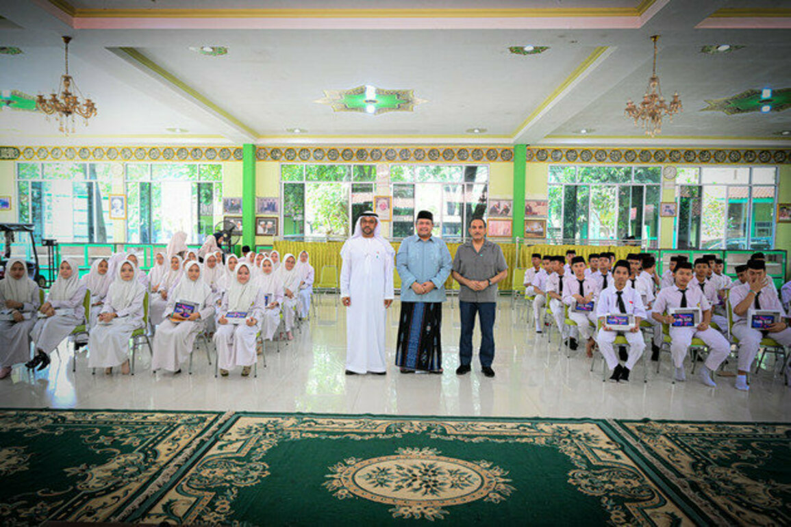 HCHF distributes 100 smart tablets to school students in Jakarta