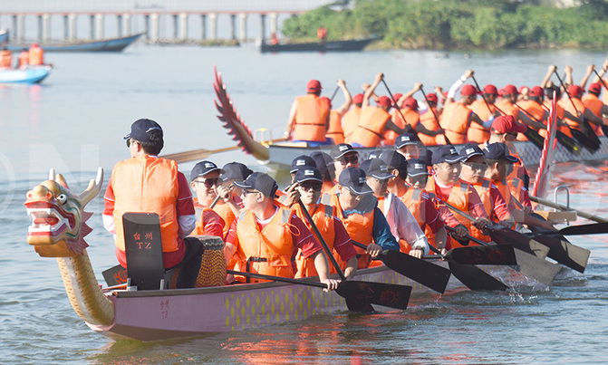 Fast-forwarding Win, Wuhan University crowned overall dragon boat race champions Fast-forwarding Win, Wuhan University crowned overall dragon boat race champions