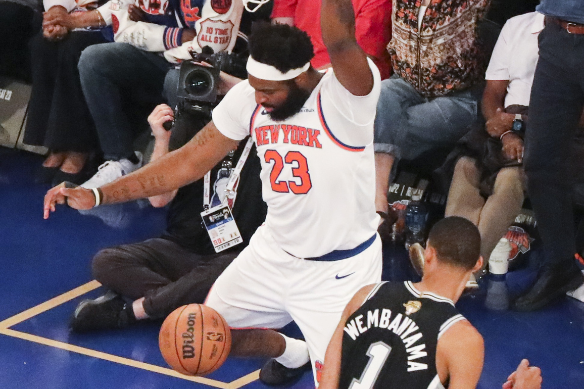 (SP)U.S.-NEW YORK-BASKETBALL-NBA-FINALS-KNICKS VS SPURS