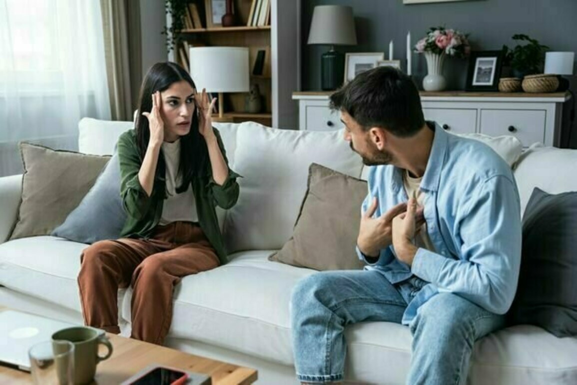 Pasanganmu percaya hoaks dan teori konspirasi? Ini 5 tip untuk menghadapinya