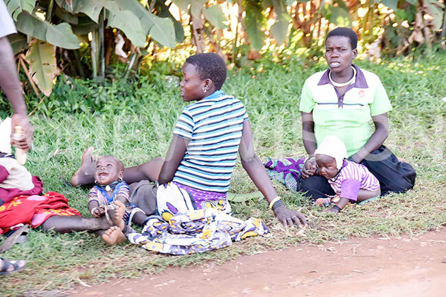  aramojong street beggars relax with their children along inja oad in ampala
