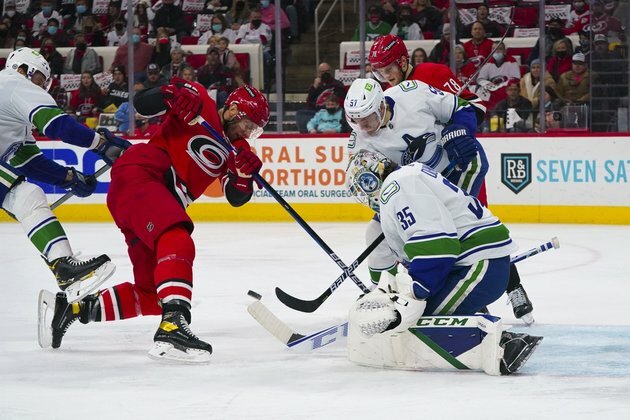 Hurricanes put icing on 4-1 victory over Canucks