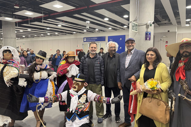 Rahul Gandhi meets artists, students in Lima