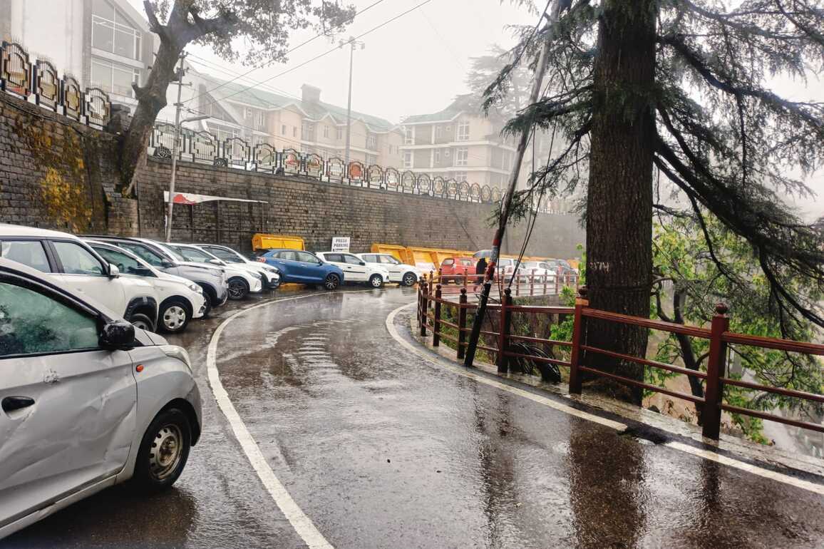 Heavy rainfall in 5 Himachal districts, IMD issues orange alert