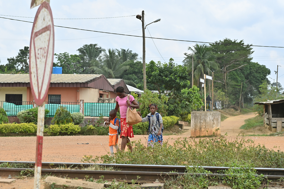 CAMEROON-NYONG RIVER-MALOMBO VILLAGE