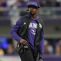 Vikings DC Brian Flores signs contract but still head-coaching candidate