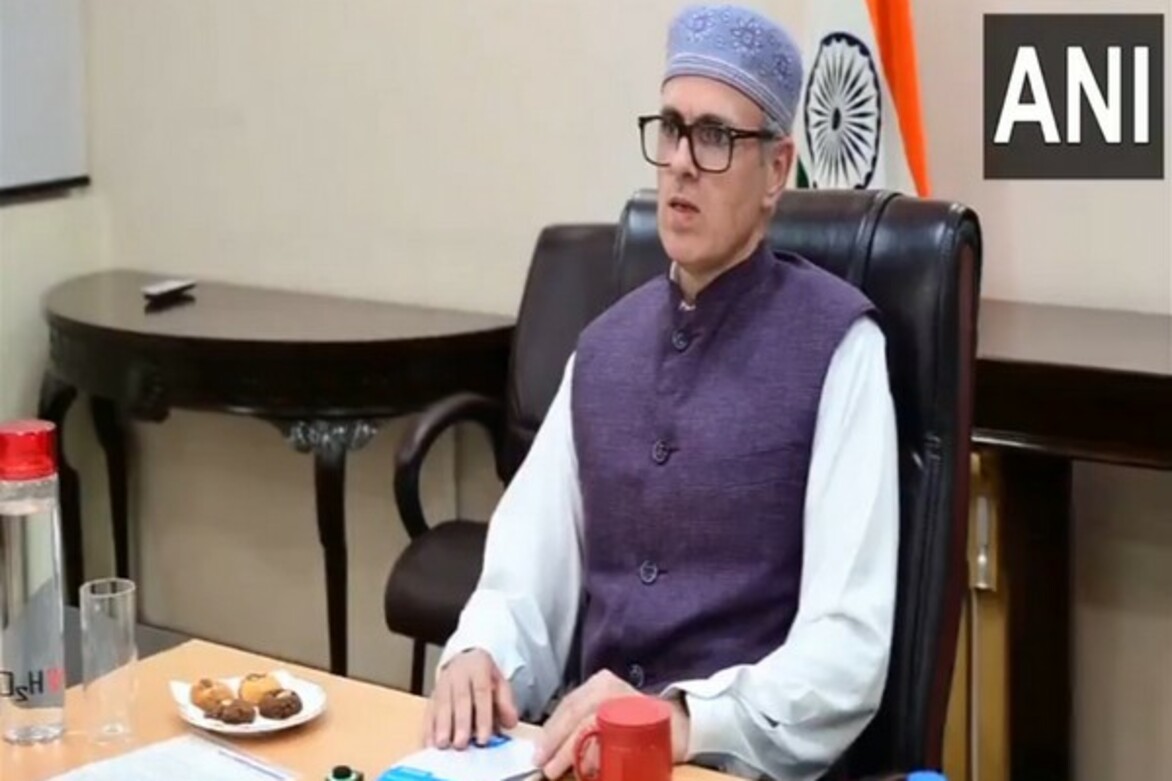 J-K CM Omar Abdullah meets hoteliers, assures support to tourism sector