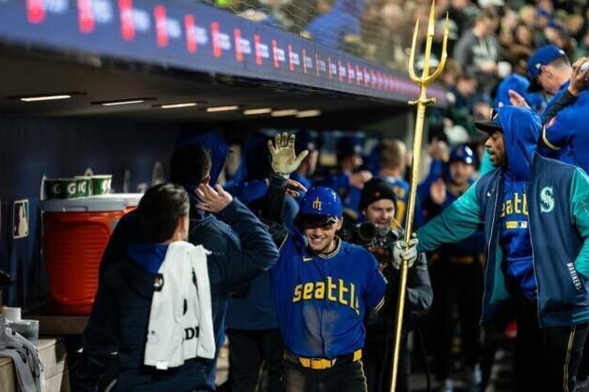 Mariners' Cole Young vies to continue power display vs. Guardians