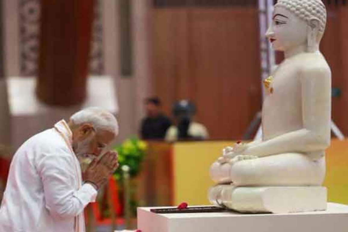 "Bhagwan Mahavir's ideals give strength to countless people": PM Modi