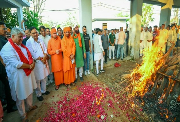 Rajasthan CM Bhajanlal participates in last rites of Bhupender Yadav's father