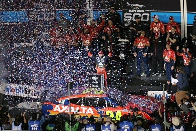 OT crash clears way for William Byron's repeat win at Daytona