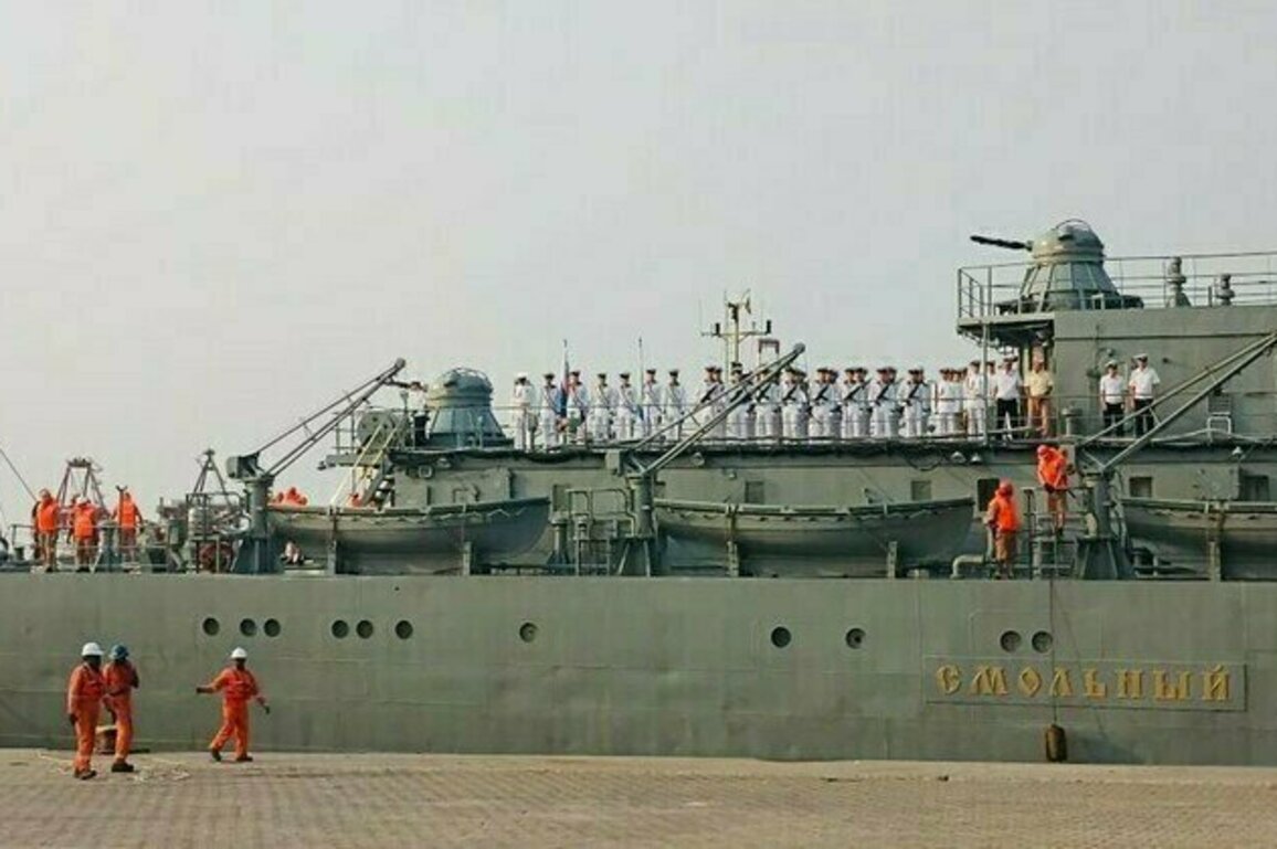 Russian warship continues African tour 