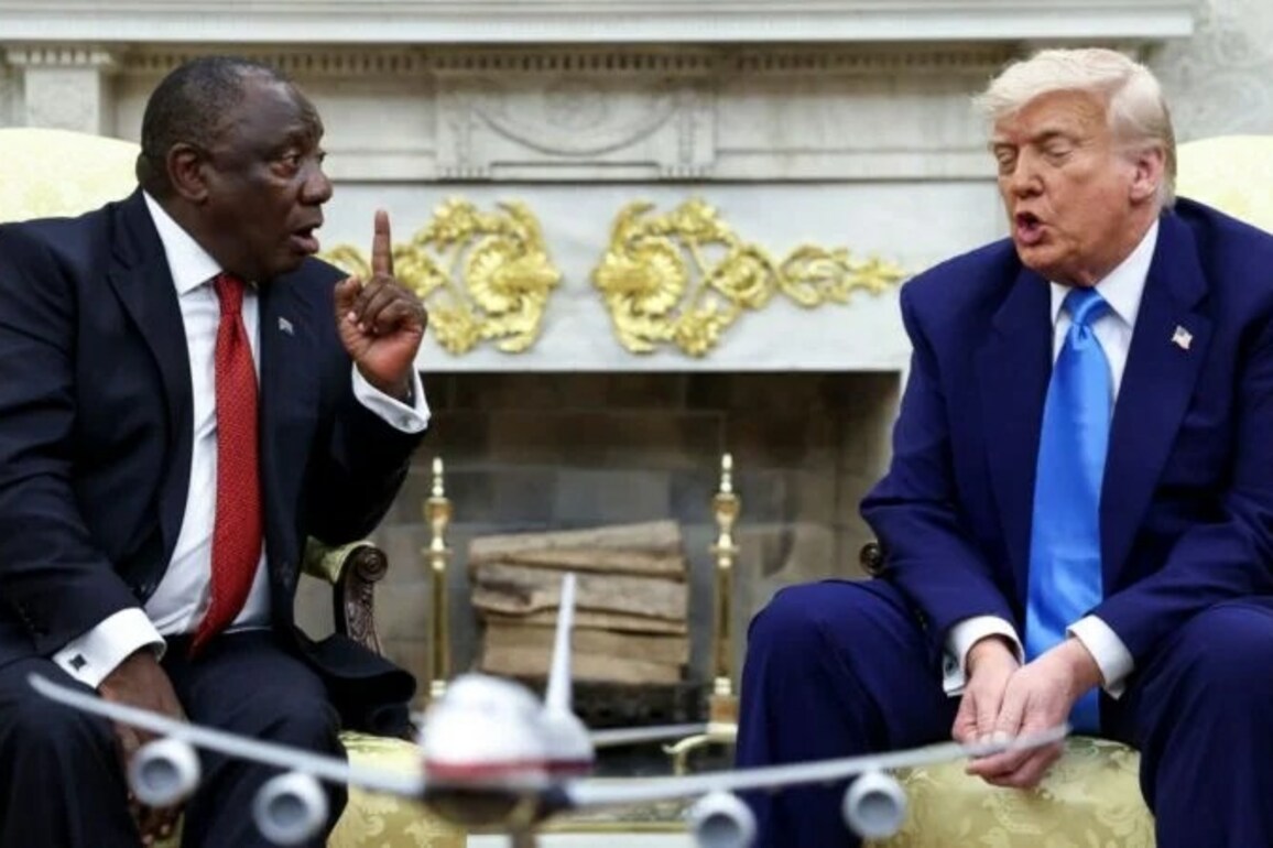 Trump ambushes South Africas Ramaphosa in Oval Office meeting