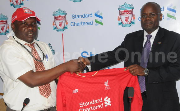 Muwanga sabiiti pulezidenti wa USPA ku kkono ng'akwasibwa omujoozi gwa ttiimu ya Liverpool ku ddyo Herman Kasekende akulira emirimu mu Bank ya Standard chatered. Muwanga sabiiti pulezidenti wa USPA ku kkono ng'akwasibwa omujoozi gwa ttiimu ya Liverpool ku ddyo Herman Kasekende akulira emirimu mu Bank ya Standard chatered.