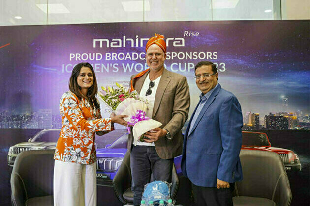 Matthew Hayden for the first time in Thane at Mahindra Modi Showroom
