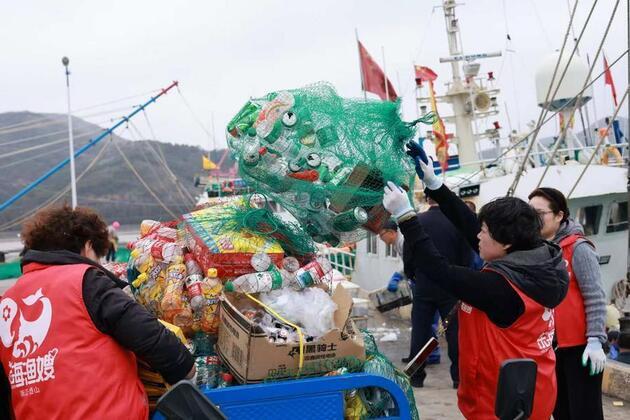 "Sea daughters" fight plastic pollution with love, business model