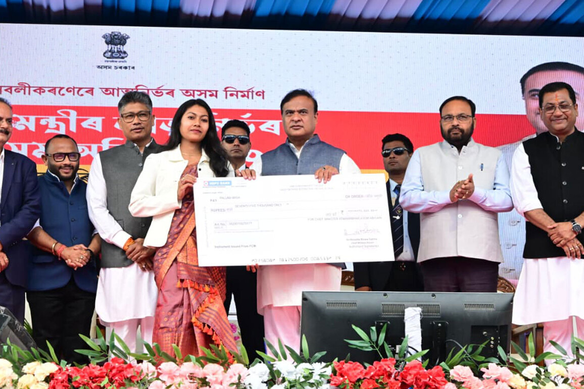 Assam CM distributes first tranche under Mukhyamantrir Atmanirbhar Asom Abhiyan 2.0 in Nagaon