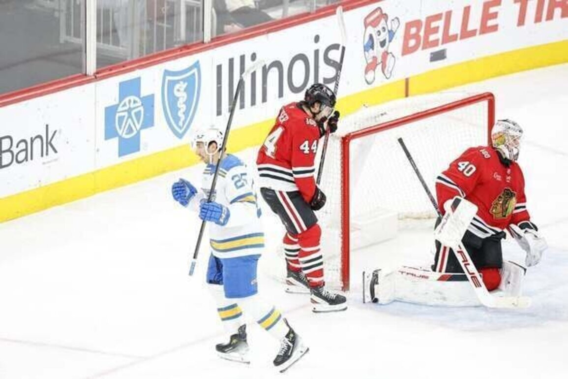 Blues ride 3-goal 2nd period to win over Blackhawks