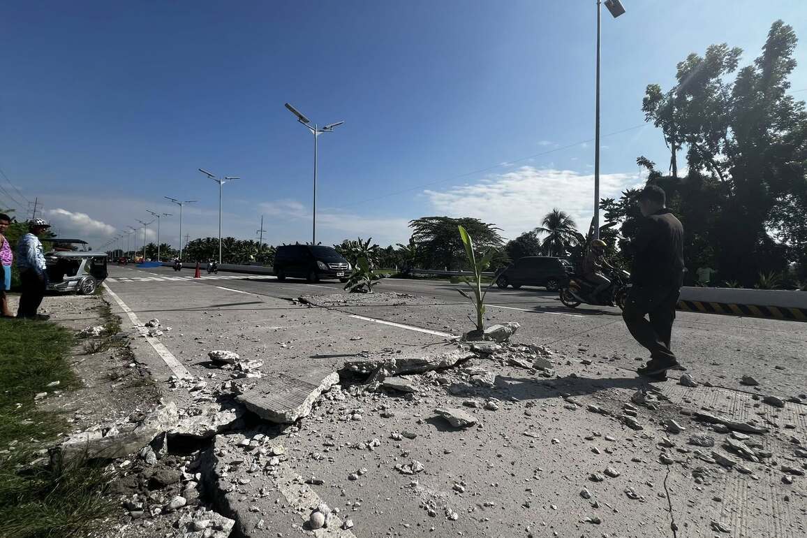 Photo Flash | At least 1 killed in magnitude 7.8 offshore earthquake in S. Philippines