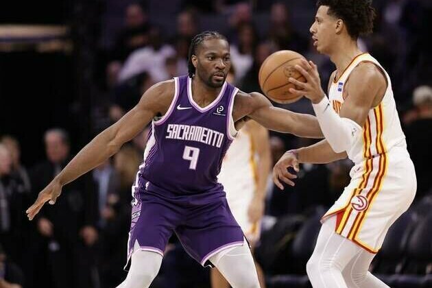 Hawks construct 44-point lead, thrash skidding Kings