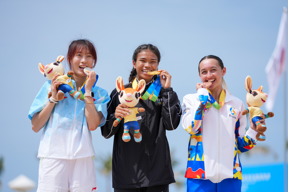 (SP)CHINA-HAINAN-SANYA-ASIAN BEACH GAMES-BEACH ATHLETICS-WOMEN'S 60M-AWARDING CEREMONY (CN)